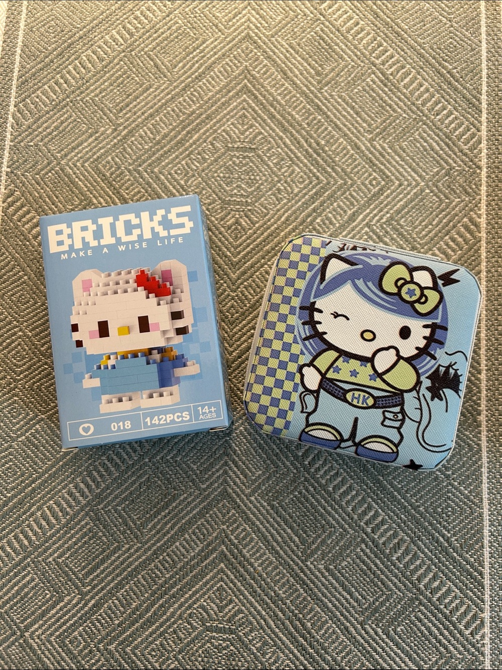 Hello Kitty Blue Jewelry Holder with Bricks Mini Figure Set